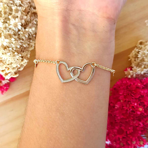 Pulseira Dois Corações Vazados e Corrente com Pingentes Folheada em Ouro 18K - comprar online