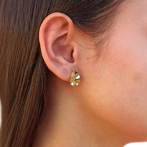 Brinco Gota de Chapa de Metal Orgânica Ondulada Folheado em Ouro 18K - comprar online