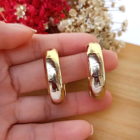 Brinco Meia Argola Média Grossa Com Textura Folheado em Ouro 18K - comprar online