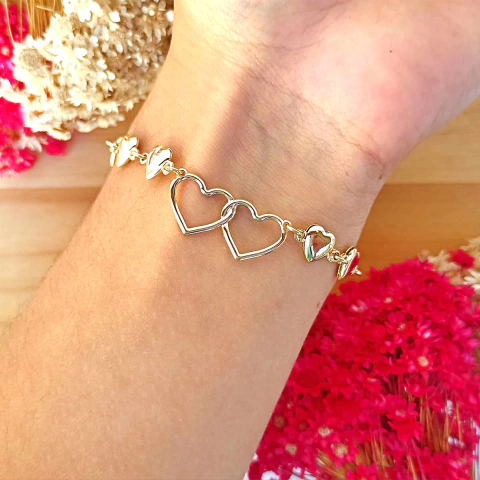 Pulseira de Dois Corações Vazados com Pingentes Lisos Folheada em Ouro 18K - comprar online