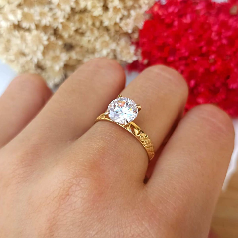 Anel Tipo Solitário com Detalhes Folheado em Ouro 18K - comprar online