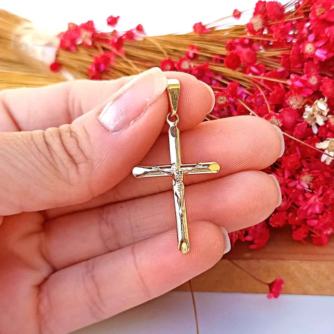 Pingente Religioso de Cruz Com Corpo de Cristo Folheado em Ouro 18K - comprar online