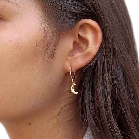 Brinco Argola Fechada com Pingente de Lua Folheado em Ouro 18K - comprar online