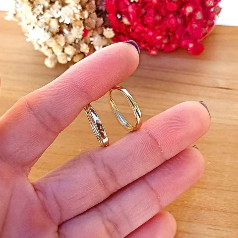 Brinco de Argola Oval Lisa Click Médio Folheado em Ouro 18K - comprar online