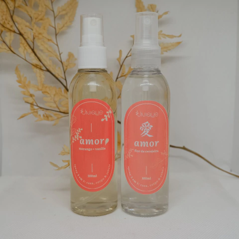 Spray perfumado aromatizador de ambiente "AMOR" em frasco com fragrâncias de morango e baunilha e flor de cerejeira.
