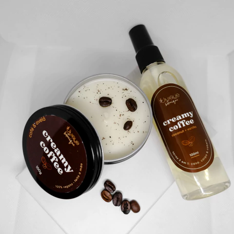 Combo de vela e spray aromatizador Creamy Coffee com fragrância de café e avelã, com grãos de café decorativos sobre a vela