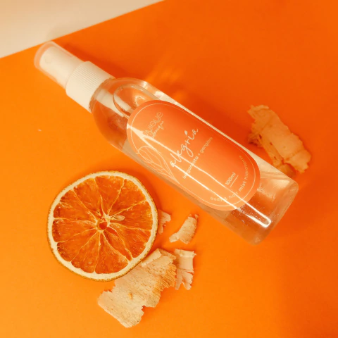 body splash perfumado hidratante para corpo e cabelo com fragrância frutada de bergamota e gengibre em frasco laranja