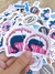 Sticker dragón durmiendo en libros