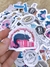 Sticker dragón durmiendo en libros en internet