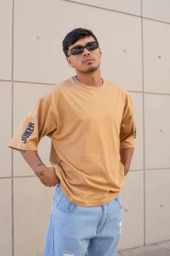R83 - REMERA OVERSIZE ESTAMPADA JOCKER en internet