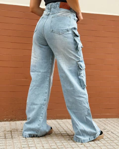 Alisson - baggy cargo con recorte celeste - CC JEANS