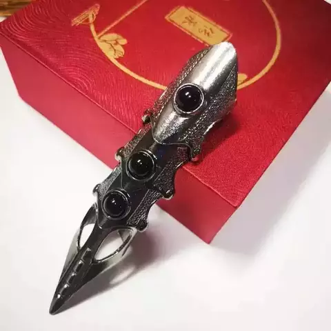 Anillo garra gema negra