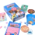 Frente da caixa Batalho dos Cookies com alguns componentes, dois cookies, as cartas, folheto de regras.