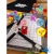 Tabuleiro do jogo Panda Royale com dados coloridos de múltiplas faces e lápis pretos sobre uma mesa de madeira