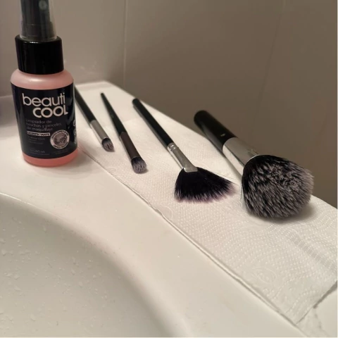 Limpiador y desinfectante de brochas y pinceles de maquillaje