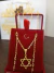 Kit de cordão masculino dourado fininho estilo Cartier com pingente em forma de estrela de Davi, exibido em suporte vermelho