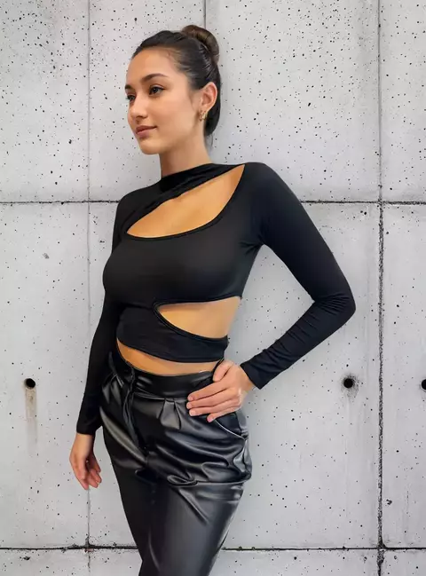 Remera Crop Top Manga Larga Cut Out Asimentrico Modal Soft - comprar online