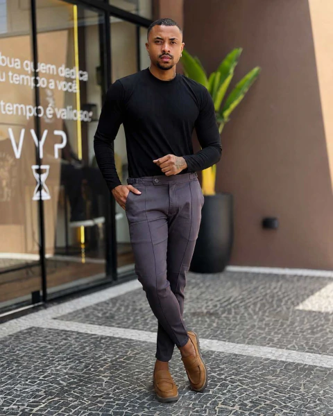 Camiseta Soft Ribana Preta com calça de alfaiataria