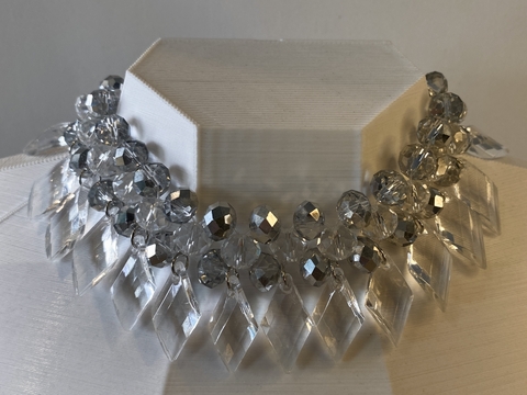 CHOCKER CURTA DE ACRÍLICO ESCURO COM PINGENTES LABRU