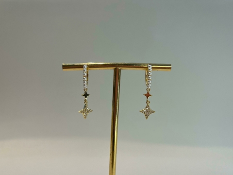 BRINCO ARGOLA COM PÉROLAS E ESTRELA CRAVEJADA