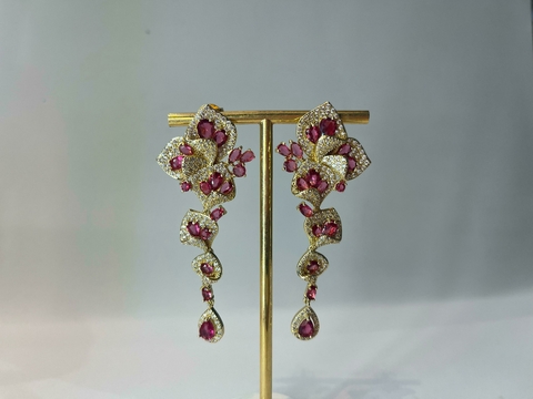 BRINCO FLORAL CRAVEJADO COM ZIRCONIAS FÚSCIA DOURADO