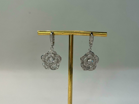 BRINCO ARGOLA COM PINGENTE FLOR CRAVEJADA