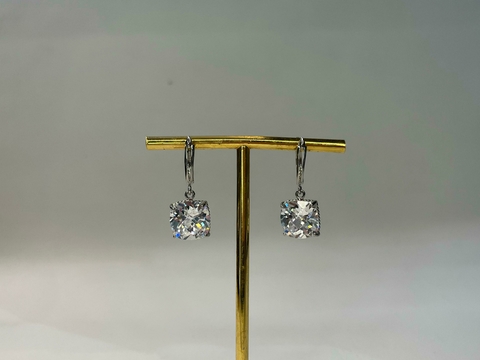 BRINCO ARGOLA COM PINGENTE QUADRADO DE ZIRCÔNIA