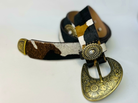CINTO COURO DE VACA COM FIVELA DETALHADA E TAXAS