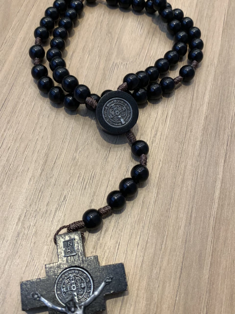 Terço com Medalha de Sao Bento - Contas em Madeira - comprar online