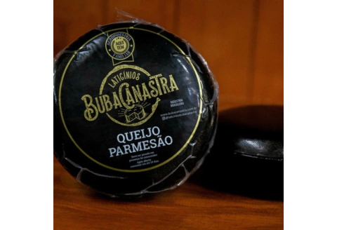 Queijo Parmesão capa preta peça 600g