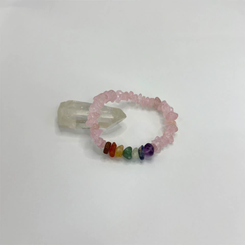 Pulseira Cascalho de Quartzo Rosa com 7 Chakras - comprar online