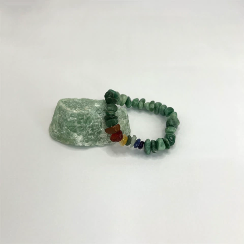 Pulseira Cascalho de Quartzo Verde com 7 Chakras - comprar online