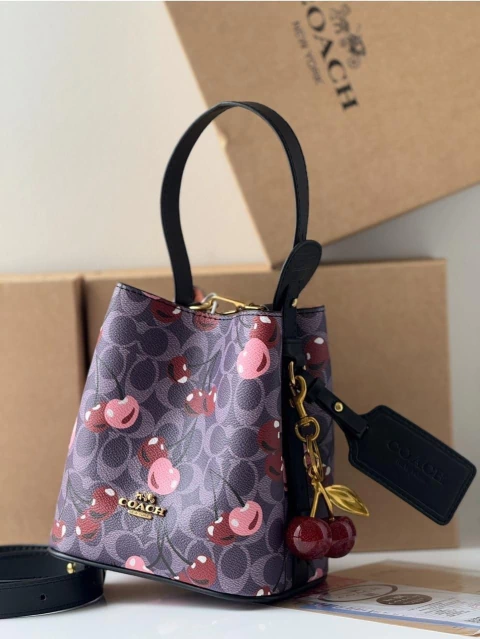 Tula Coach morada con cerezas