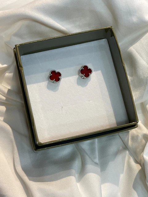 Aretes Van Cleef plateados trébol rojo pequeños