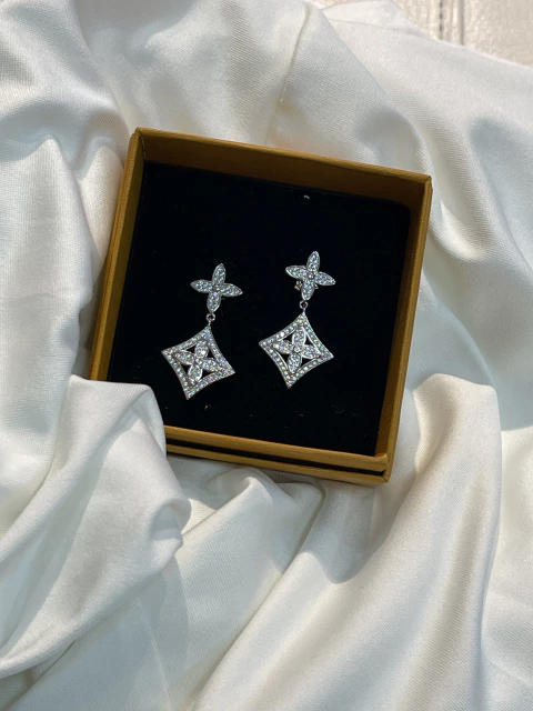 Aretes LV plateados con pedrería
