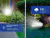Reflector LED RGB Gadnic de 30W iluminando un jardín, mostrando resistencia al agua con certificación IP65 y uso exterior en lluvia