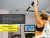 Mujer realizando ejercicio con anclaje de pared TRX Suspension en casa, usando correas de suspensión amarillas y negras
