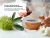 Difusor Gadnic con diseño de bambú y tecnología de vaporización ultrasónica siendo cargado con aceite esencial, acompañado de filtro y flores decorativas