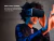 Persona usando lentes de realidad virtual VR marca Gadnic con expresión de disfrute y manos extendidas