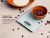 Balanza de cocina digital Gadnic color blanco con función tara mostrando peso de un recipiente con granos de café.