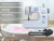 Máquina de coser portátil Gadnic SW7000 blanca con pedal, sobre mesa con telas y hilos