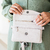 Pochete Envelope Couro Wishin (Off White) - loja online