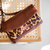Pochete Envelope Couro Wishin (Leopardo Caramelo/Moka) - loja online