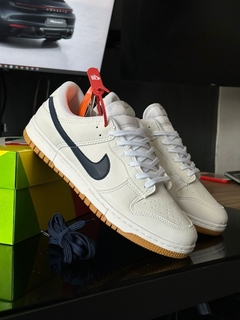 NK SB DUNK LOW WHITE NAVY