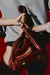 Bolsa Hobo Easy Couro Caramelo / Metal Ouro - Loulou Shoes