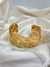 Bracelete dourado martelado na internet