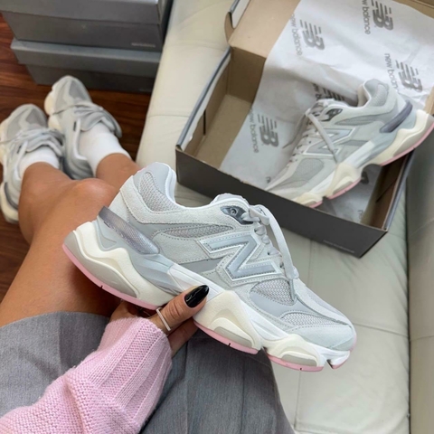New Balance 9060 - Cinza e Rosa