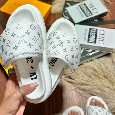 Slide Louis Vuitton - Branca e Prata