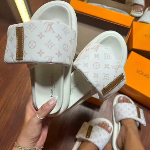 Slide Louis Vuitton - Branca e Rosa