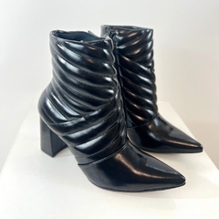 Ágata - Ankle Boot envernizada salto quadrado